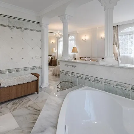 Luxury El Duque 아파트 *