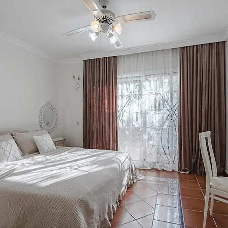 Luxury El Duque 아데제