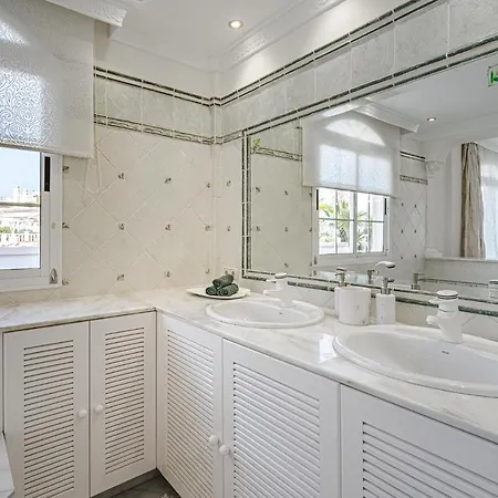 Luxury El Duque 아데제