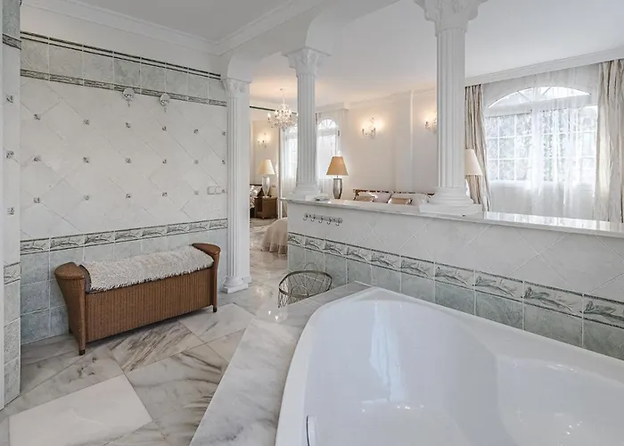 Luxury El Duque Апартаменти *