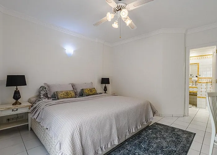 Luxury El Duque Апартаменти *