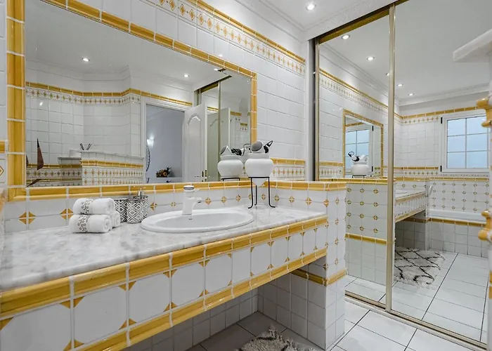 Luxury El Duque Апартаменти *