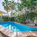 Luxury El Duque Апартаменти *