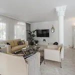 Апартаменти Luxury El Duque *